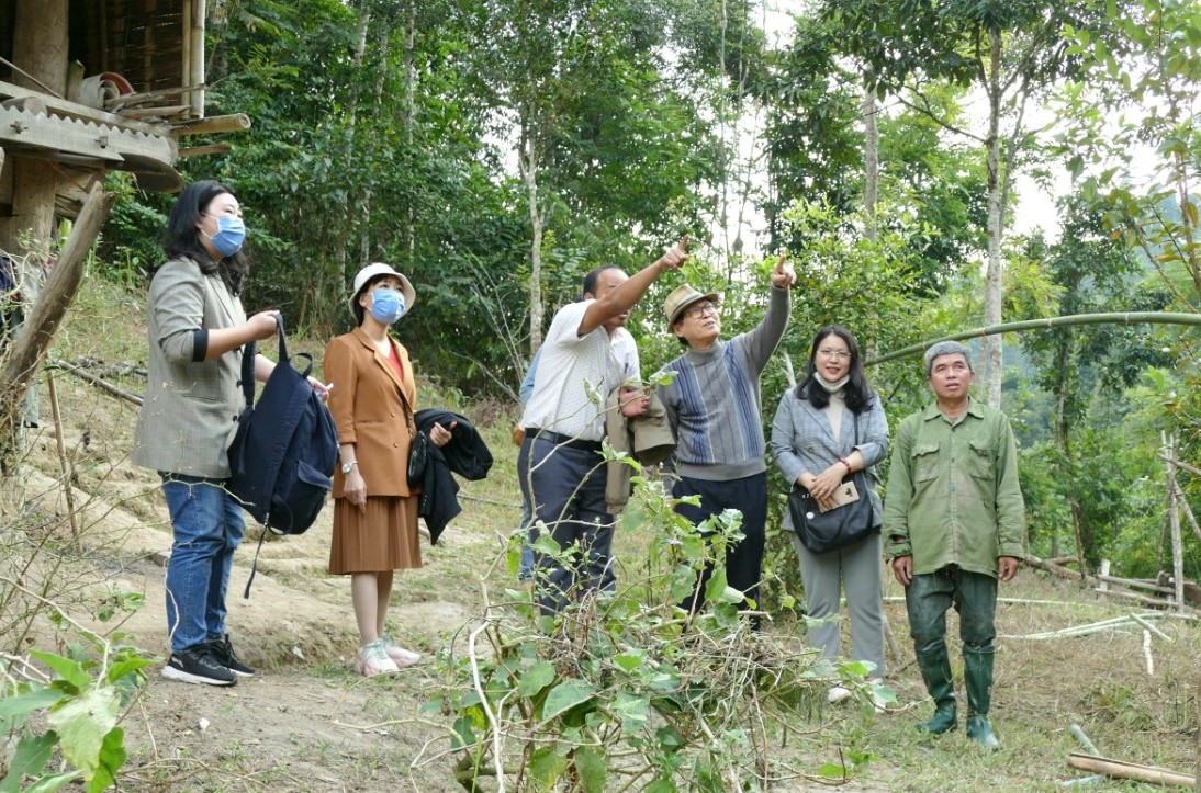 Nhóm nghiên cứu ECODE khảo sát tại khu DTSQ miền Tây Nghệ An, thuộc địa phận xã Đồng Văn, huyện Quế Phong. 
